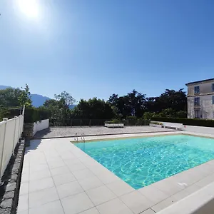 https://grand-studio-de-38m2-dans-ancien-palace-avec-piscine.hotels-rhonealpes.com