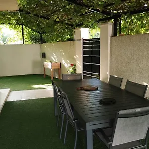 https://villa-j-et-v.fr-provencehotel.com